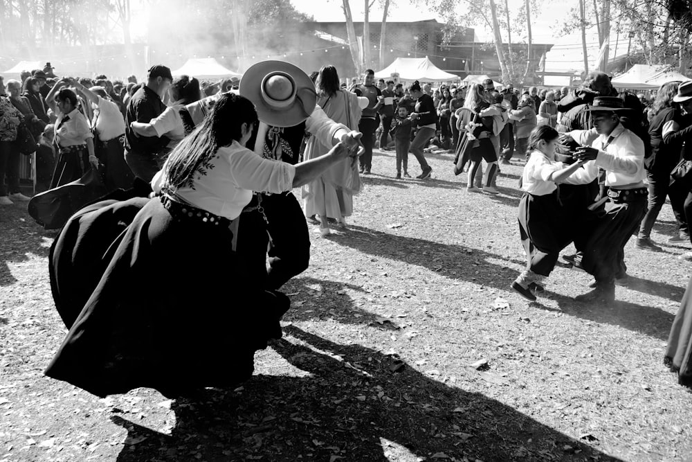 Un grupo de personas vestidas