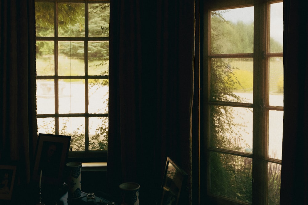 una habitación con ventanas y cortinas