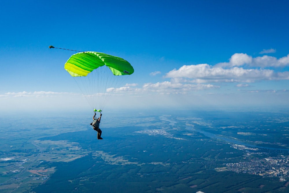 Una persona lanzándose en paracaídas en el aire