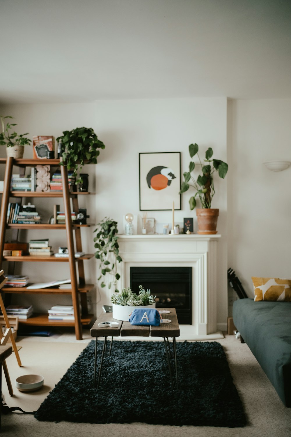 ein Wohnzimmer mit Möbeln und einem Kamin