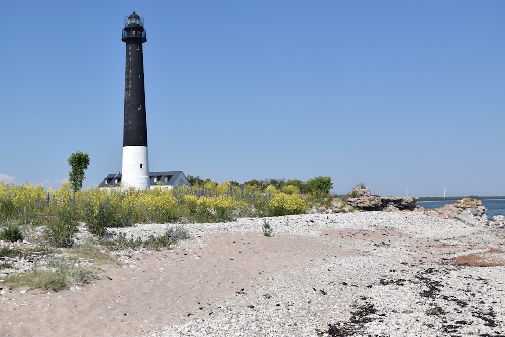 um farol em uma praia