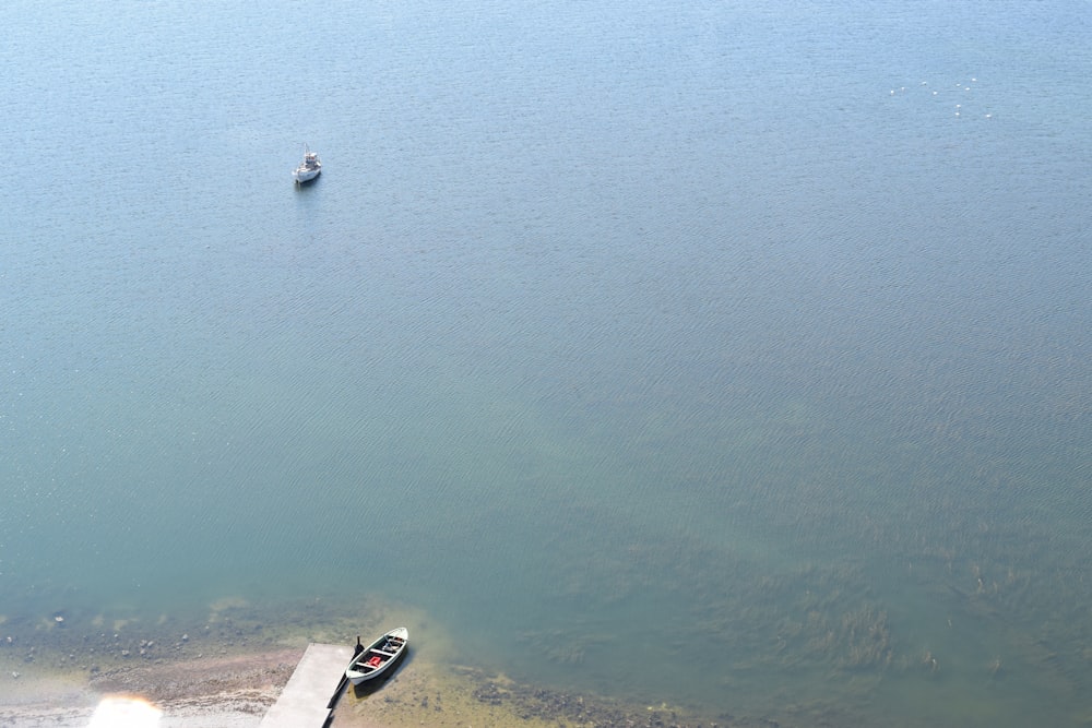 barcos na água