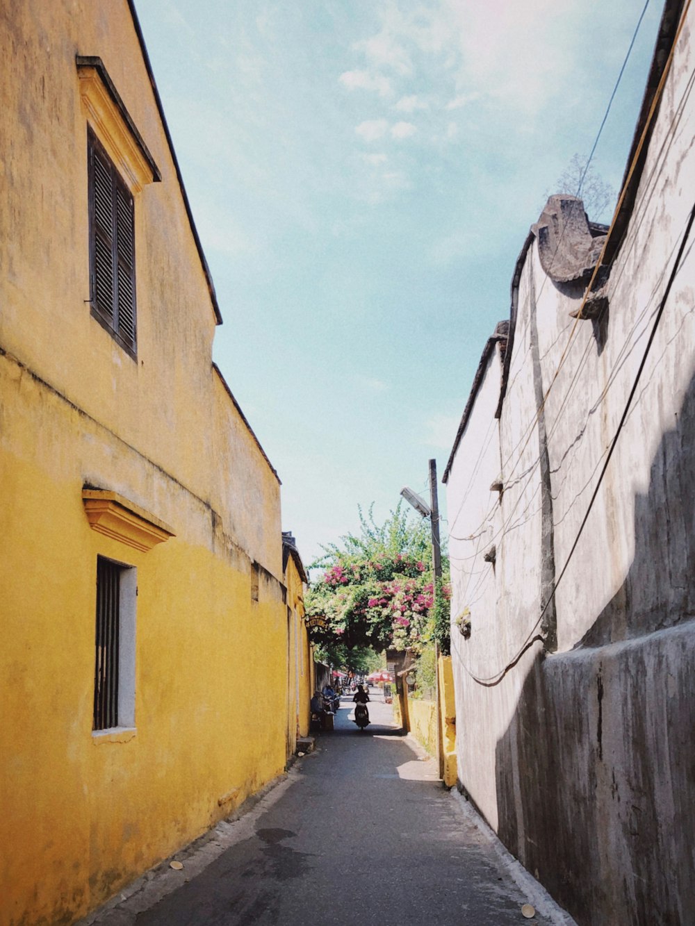 a narrow street between two buildings