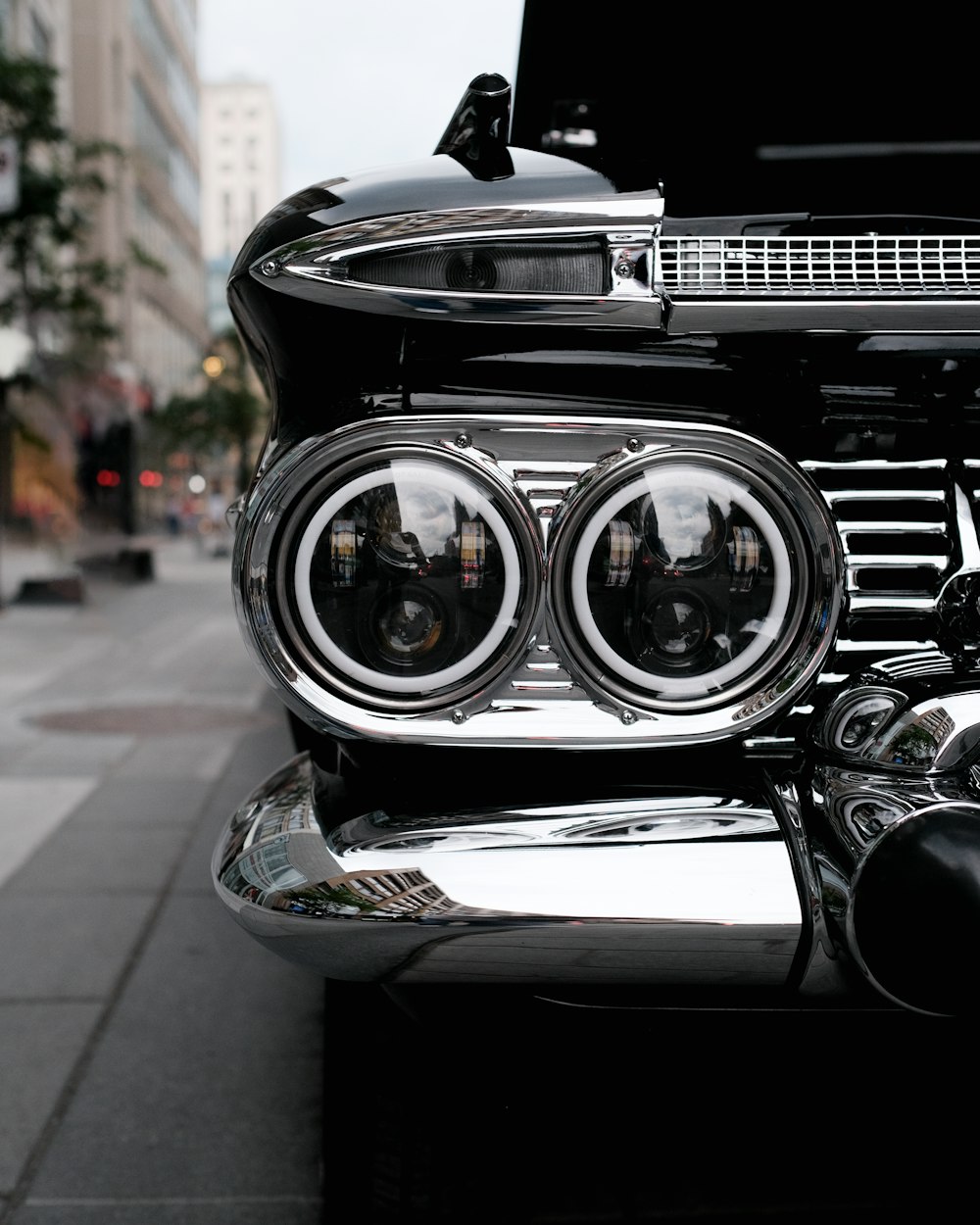 a close up of a car's headlight