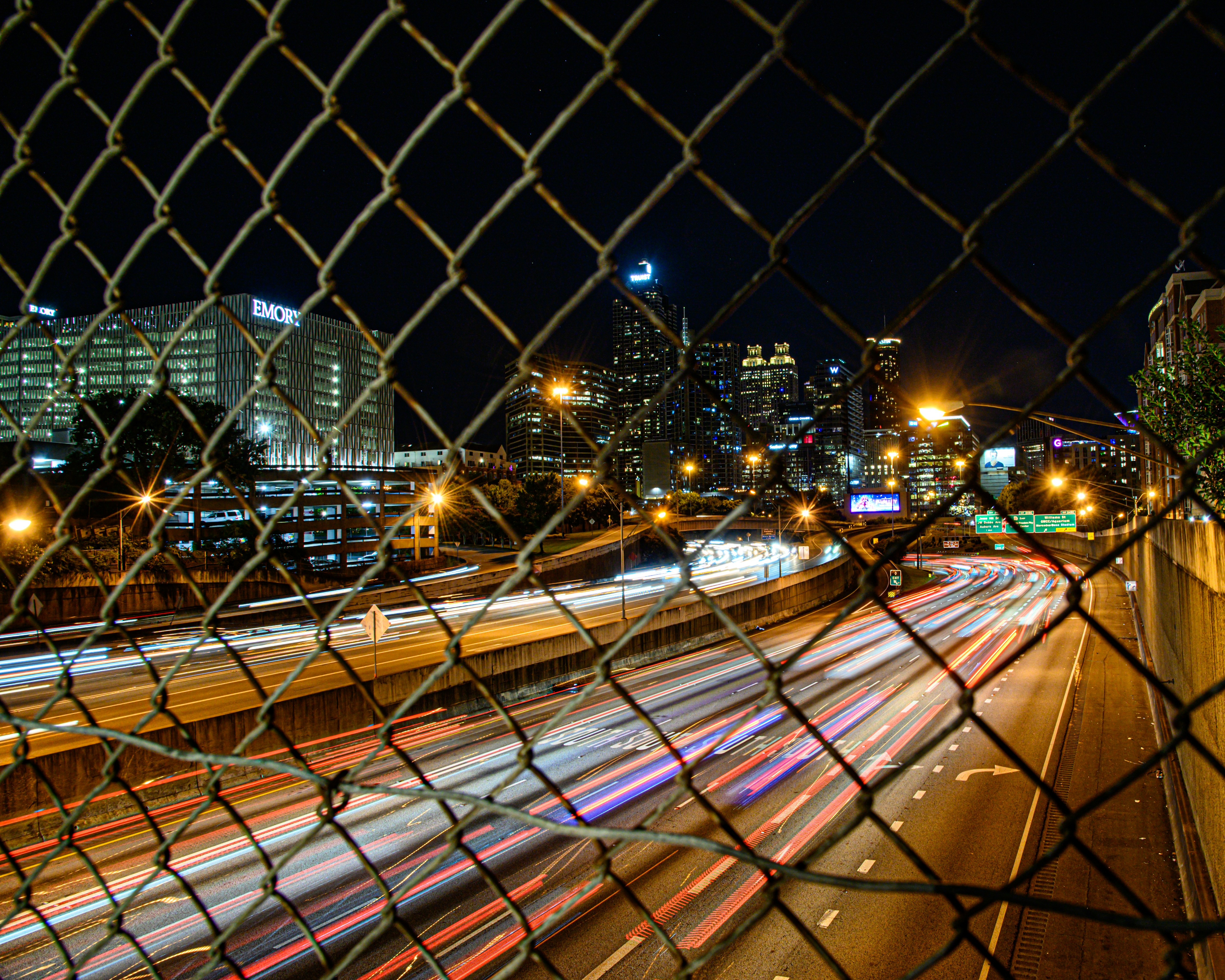 Eine Brücke mit Lichtern darauf
