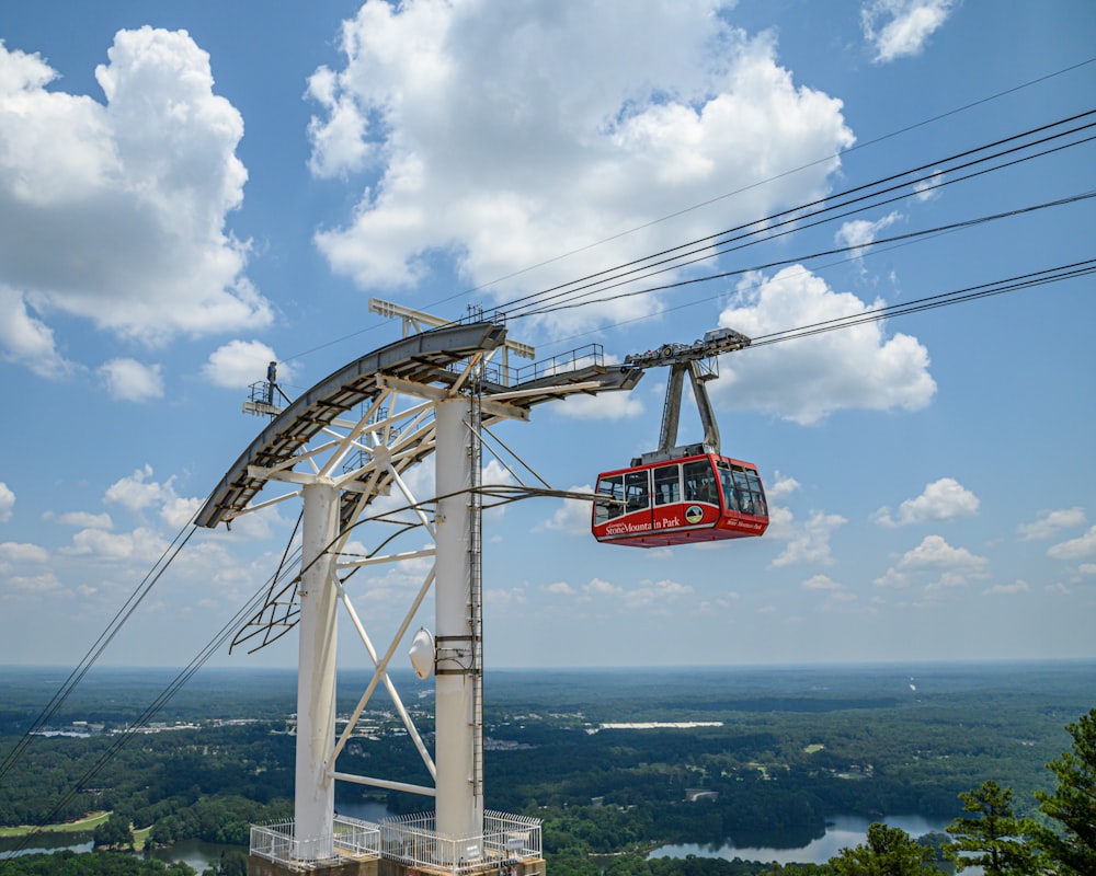 um teleférico suspenso sobre uma cidade