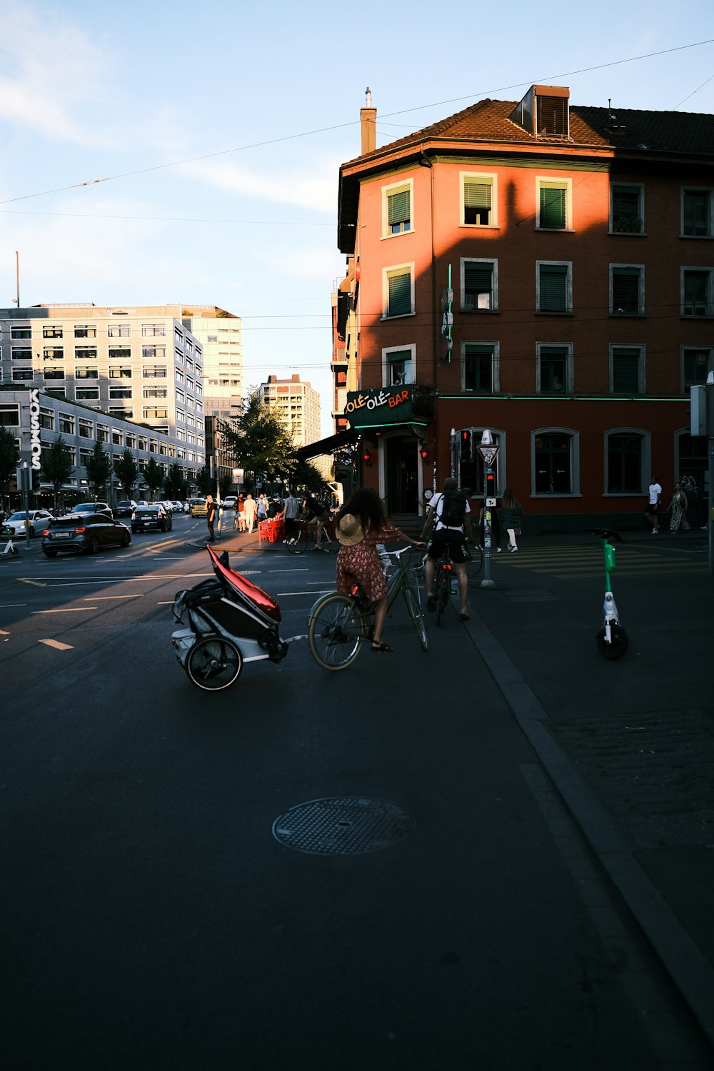 거리에서 자전거를 타는 사람들의 그룹