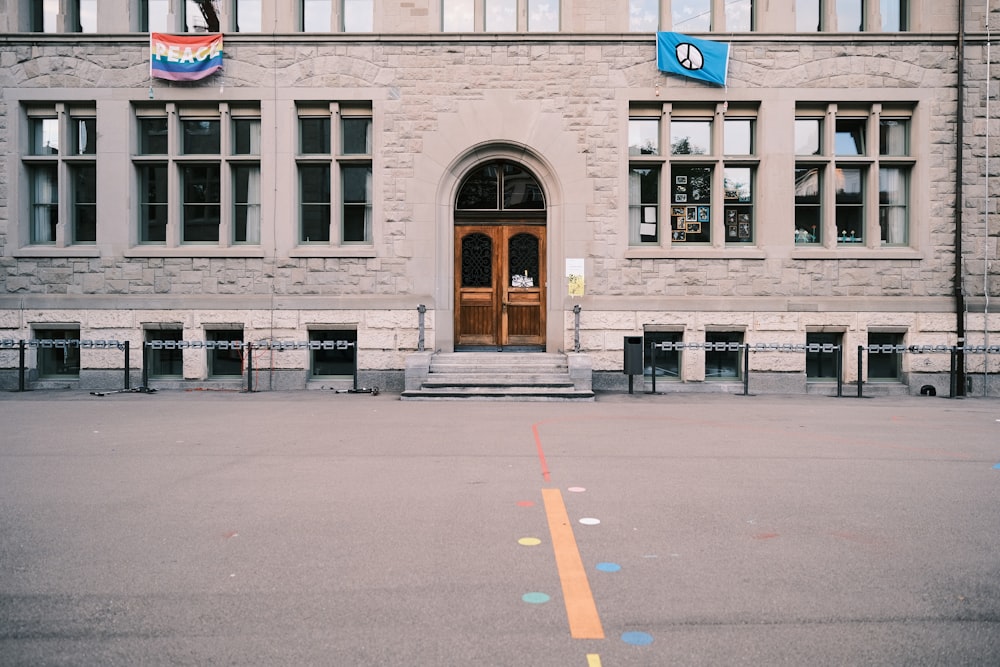 un bâtiment avec une grande entrée