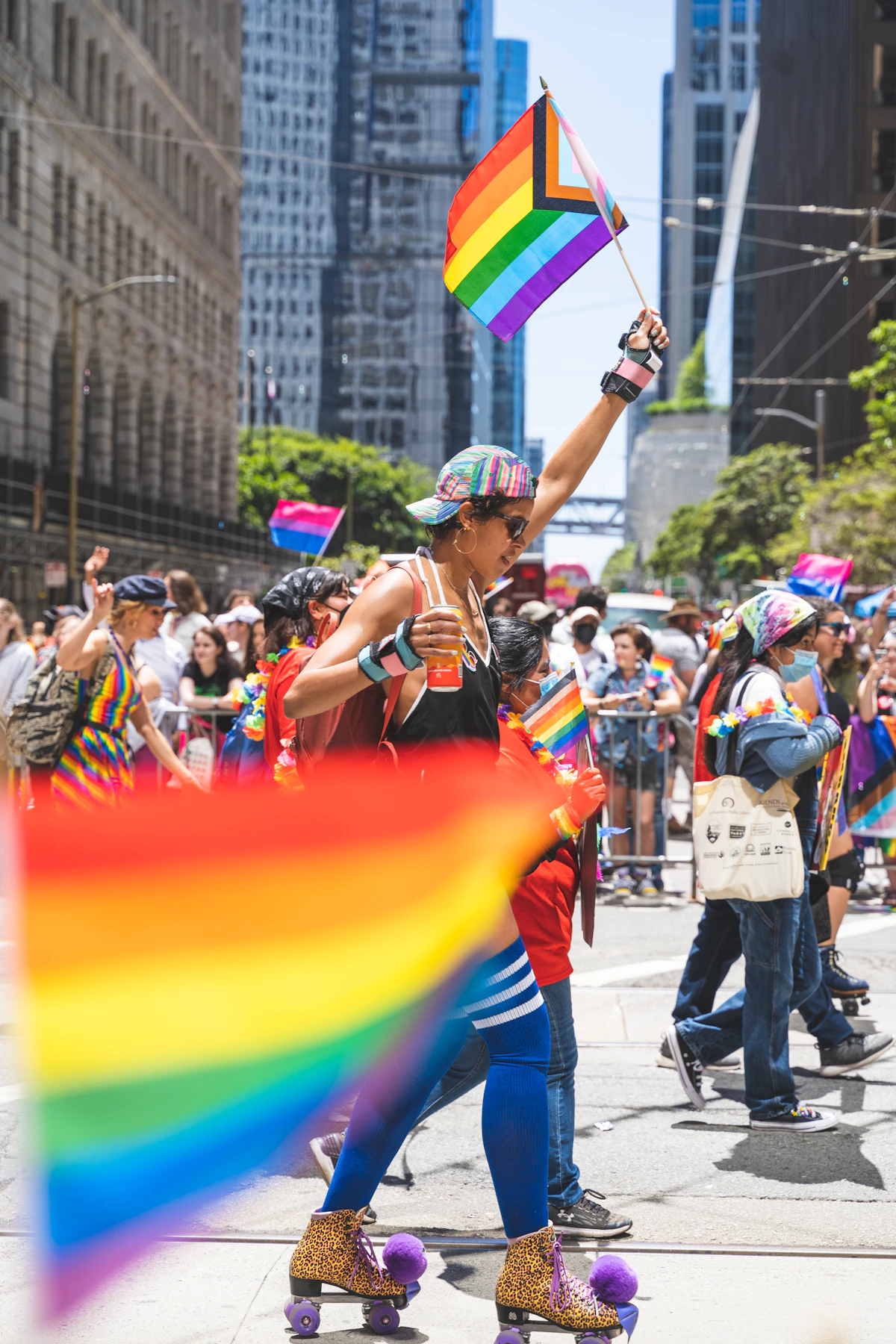 Personne tenant un drapeau lors d’une marche des fiertés
