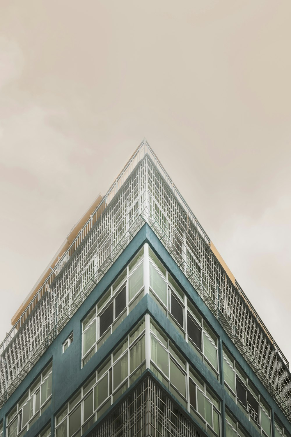 Un edificio alto con ventanas