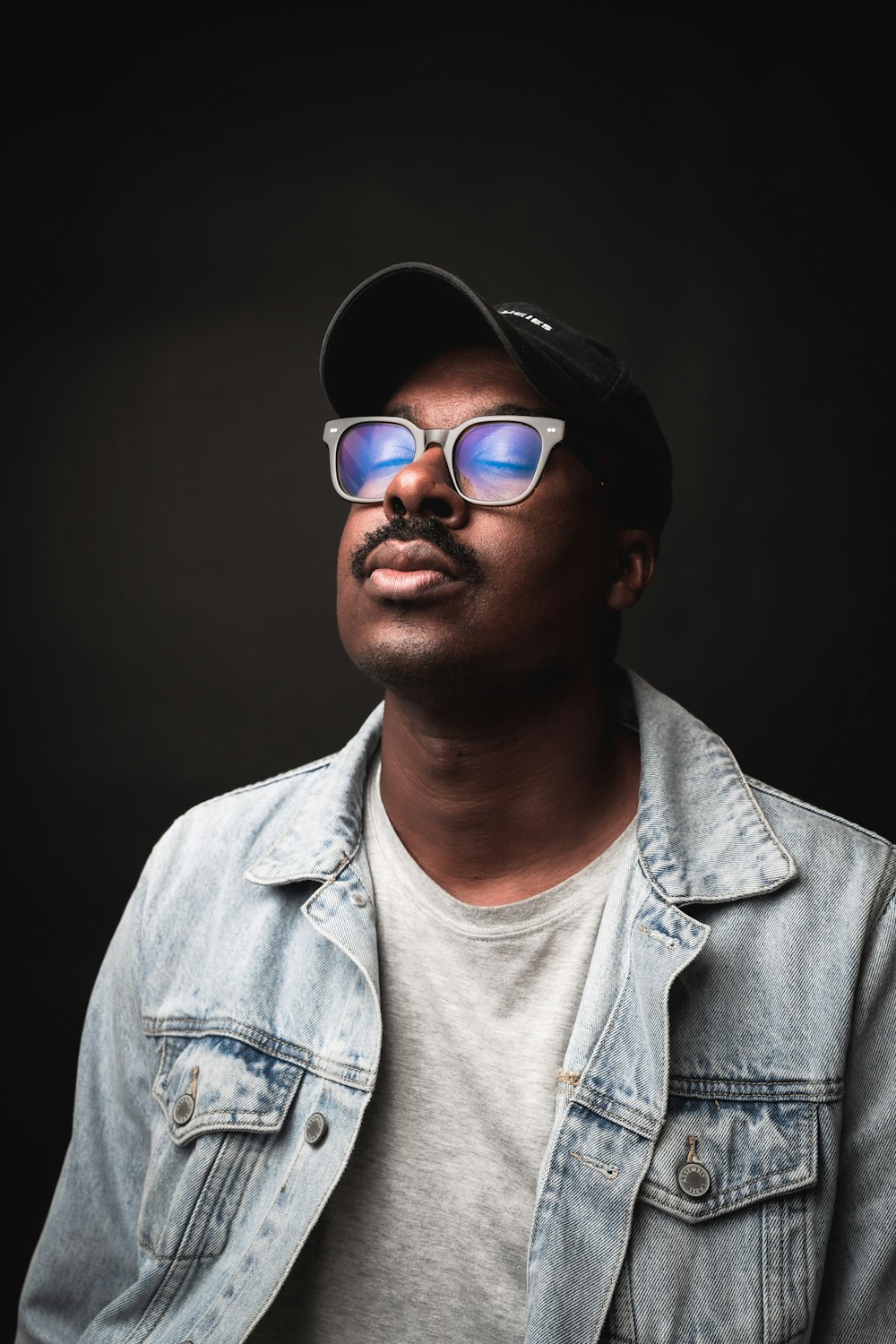 a man wearing a hat and sunglasses