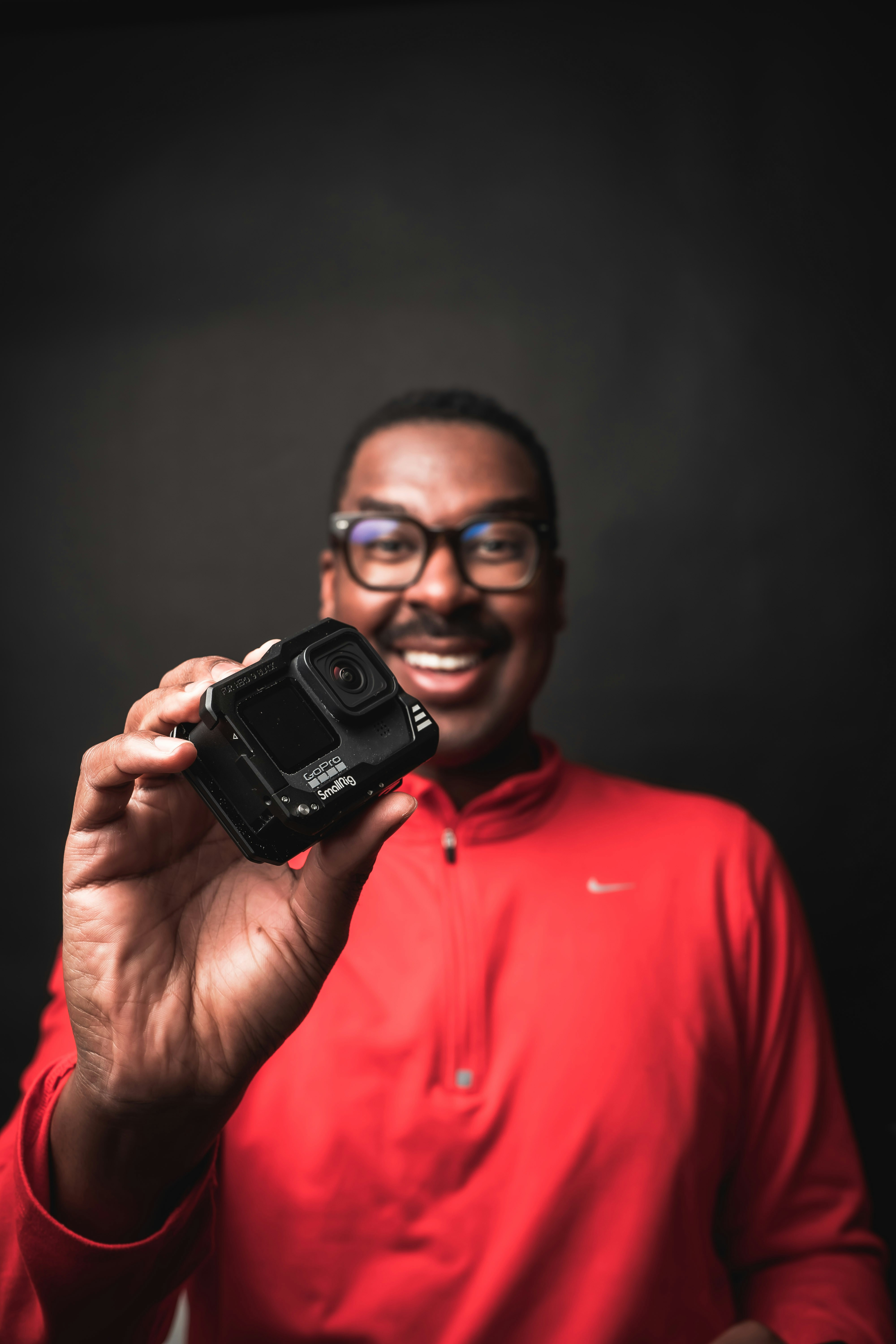 Una persona sosteniendo una cámara