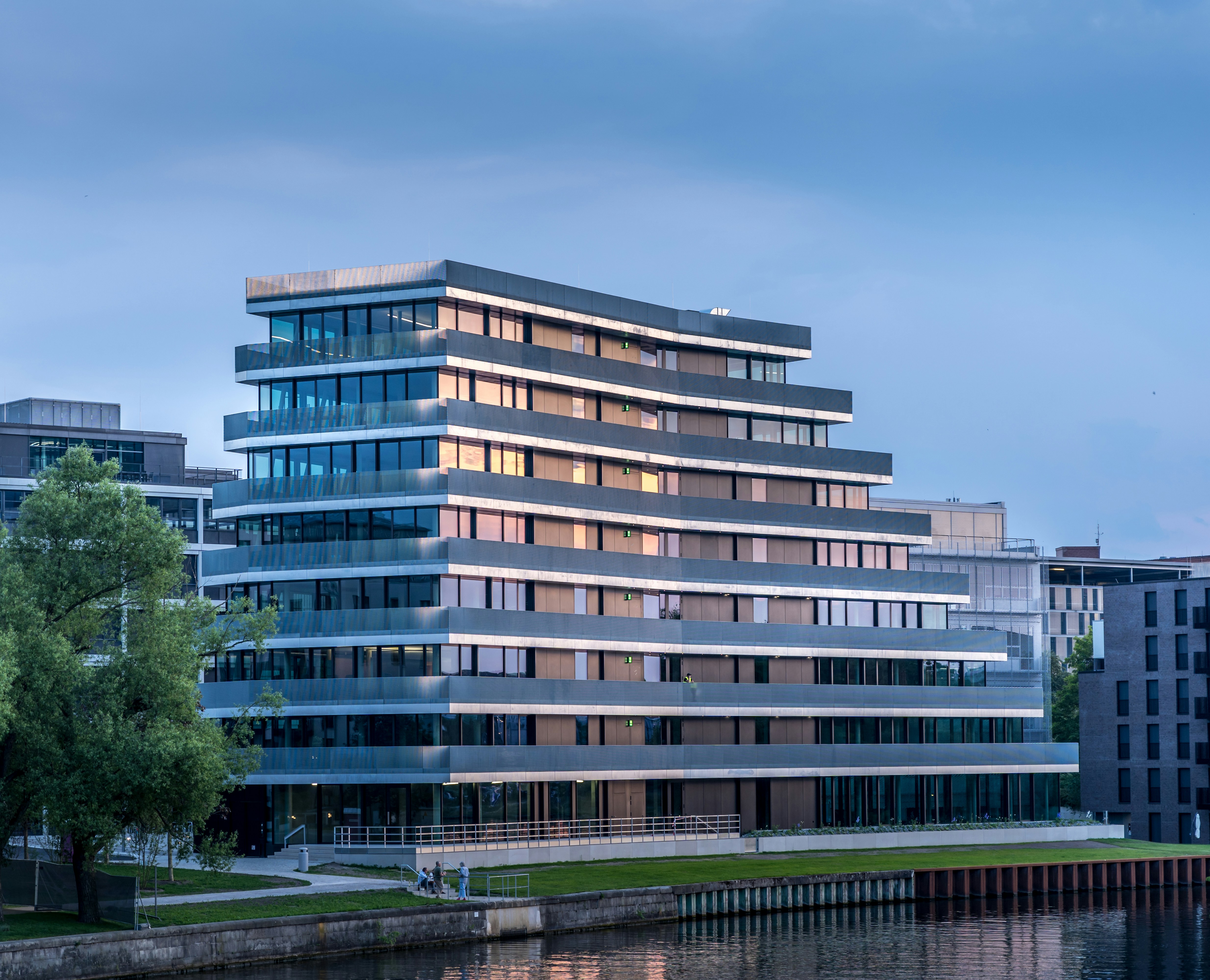 Ein hohes Gebäude in einer Stadt