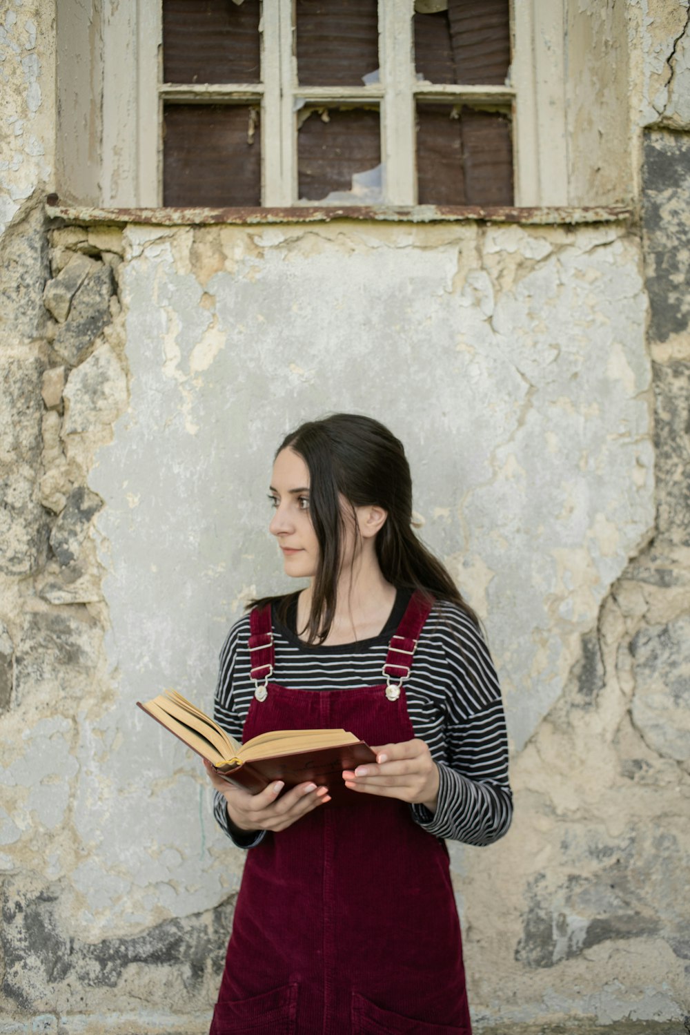 une femme lisant un livre