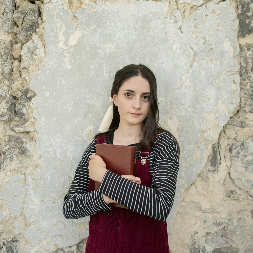 Une femme appuyée contre un mur