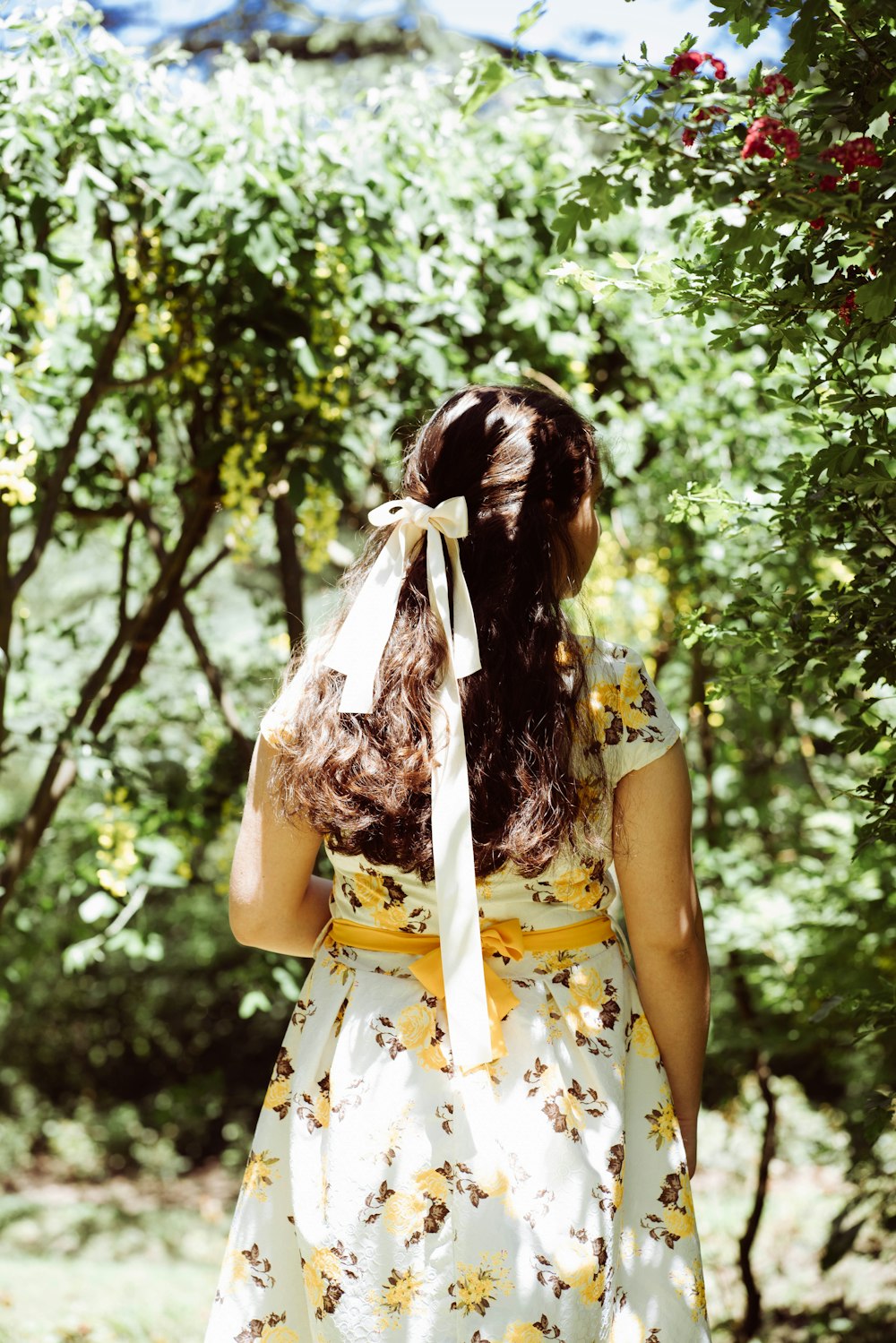 une personne portant une robe blanche