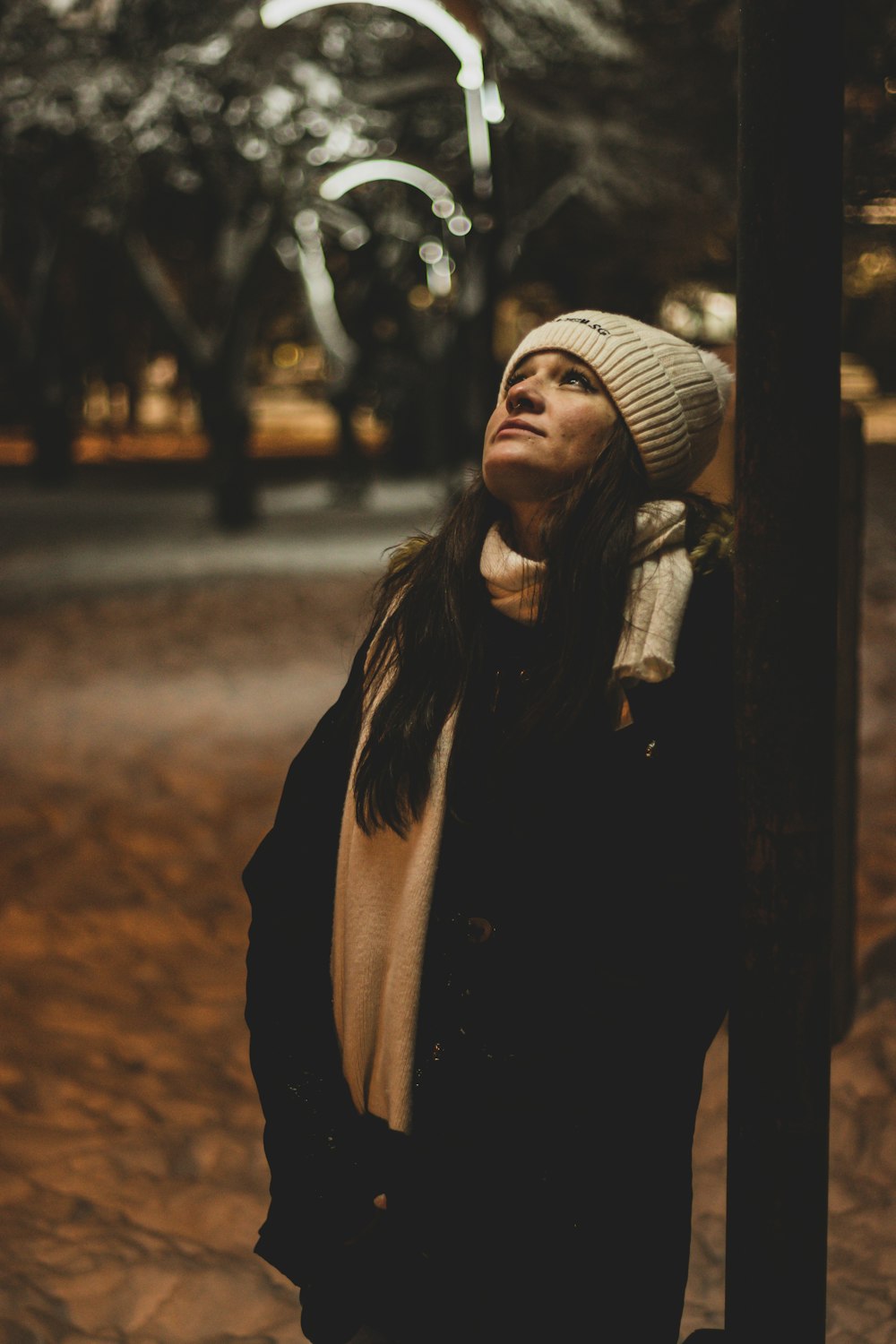 Une femme portant un chapeau