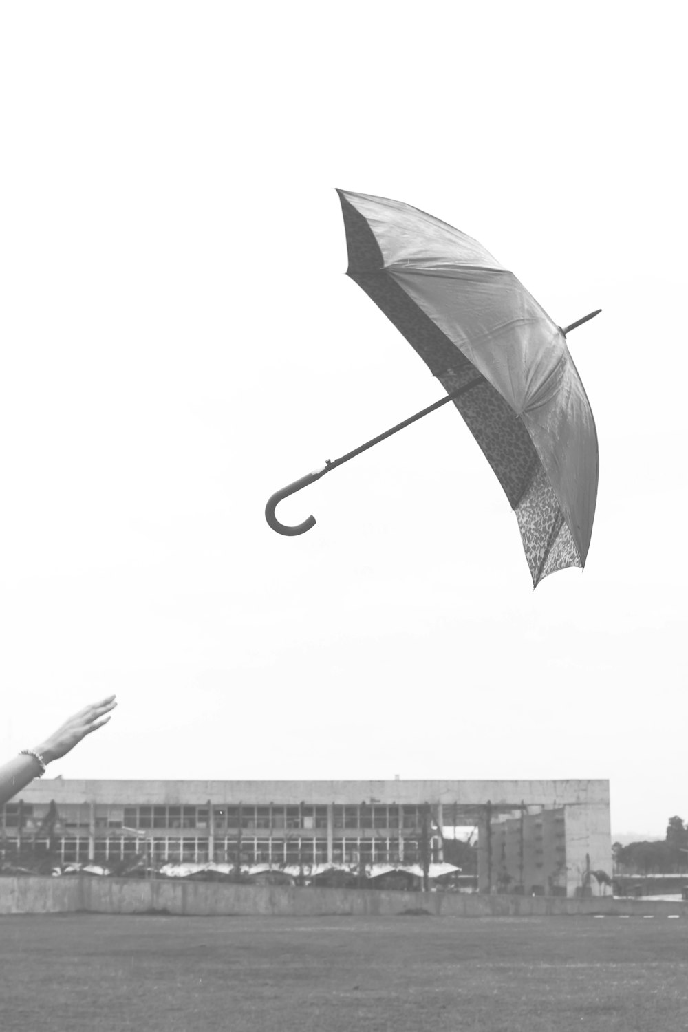 Un drapeau flottant dans les airs