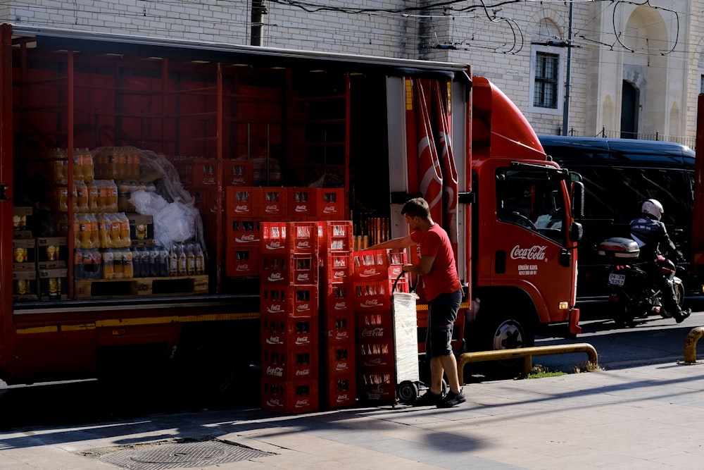 une personne debout à côté d’un camion-restaurant