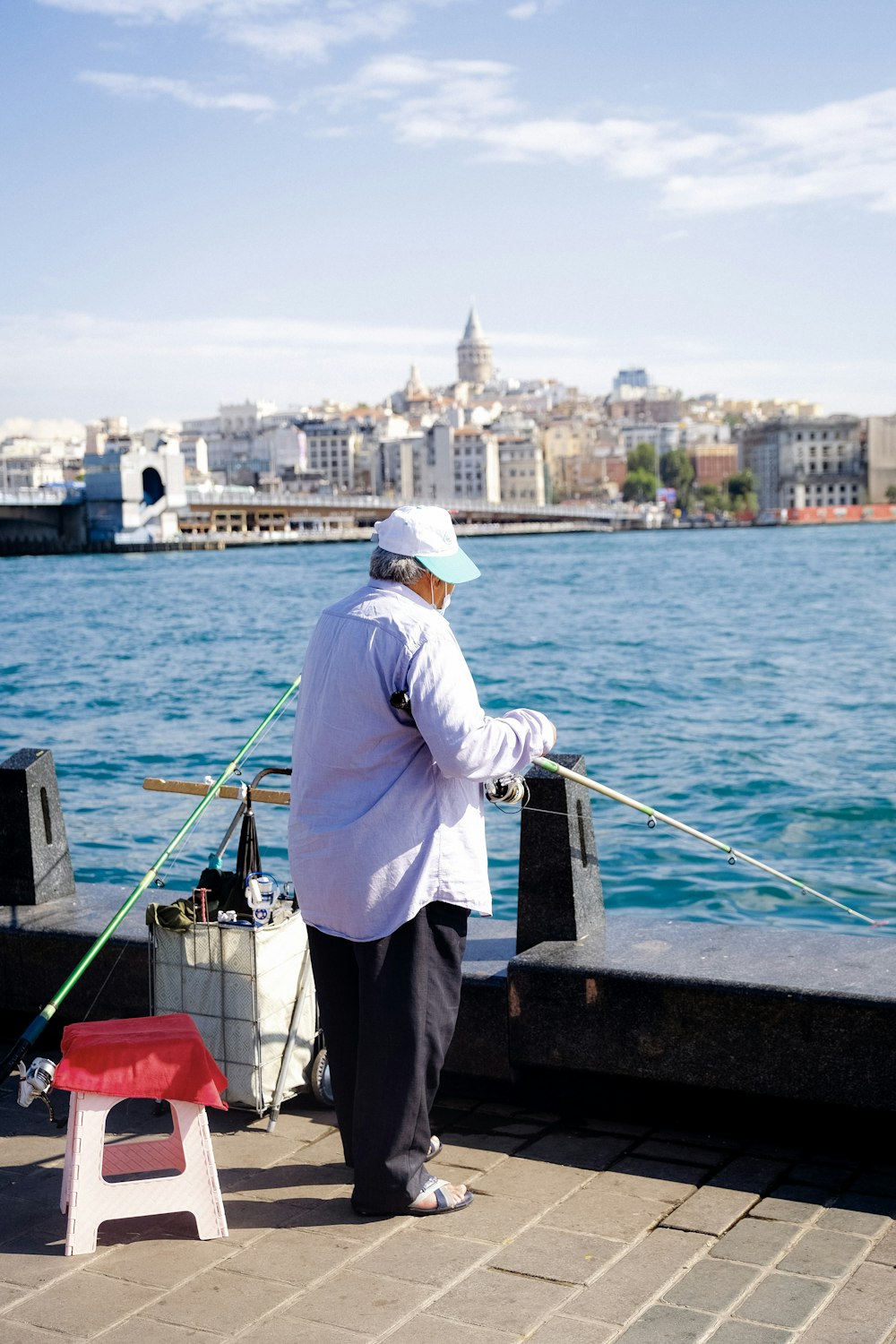 um homem pescando em uma doca