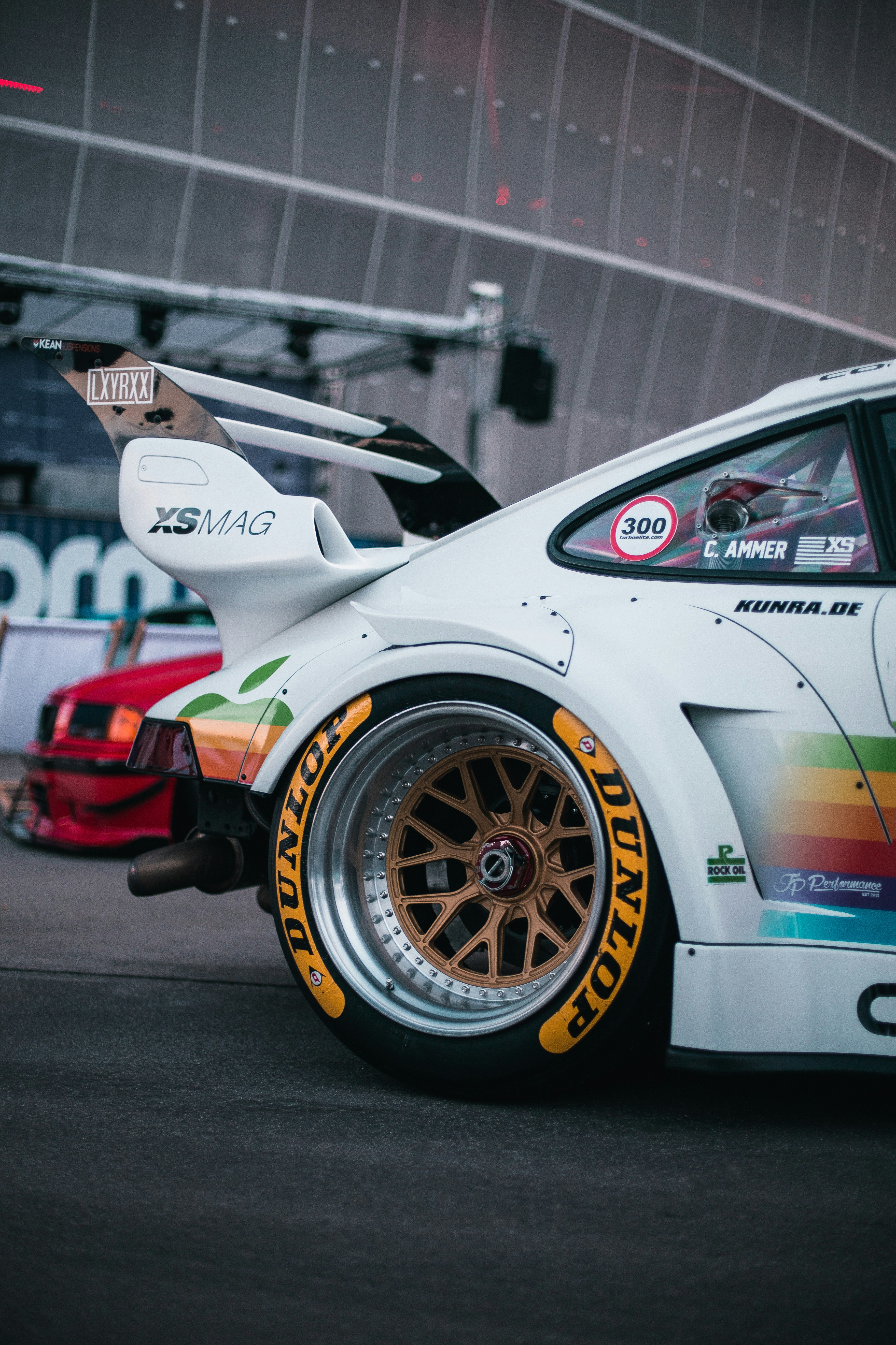 Une voiture de course blanche avec un aileron