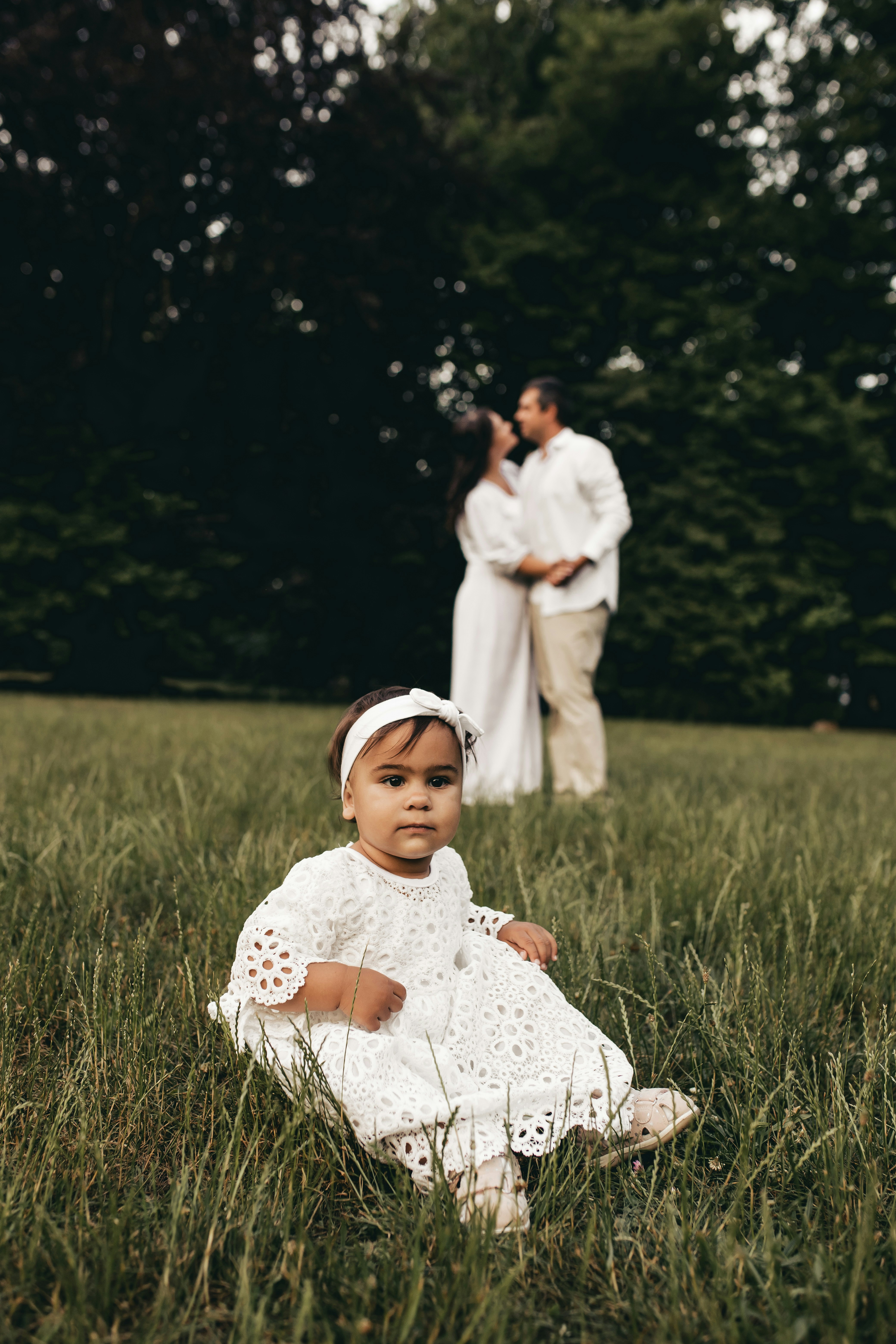 Bayi duduk di rumput