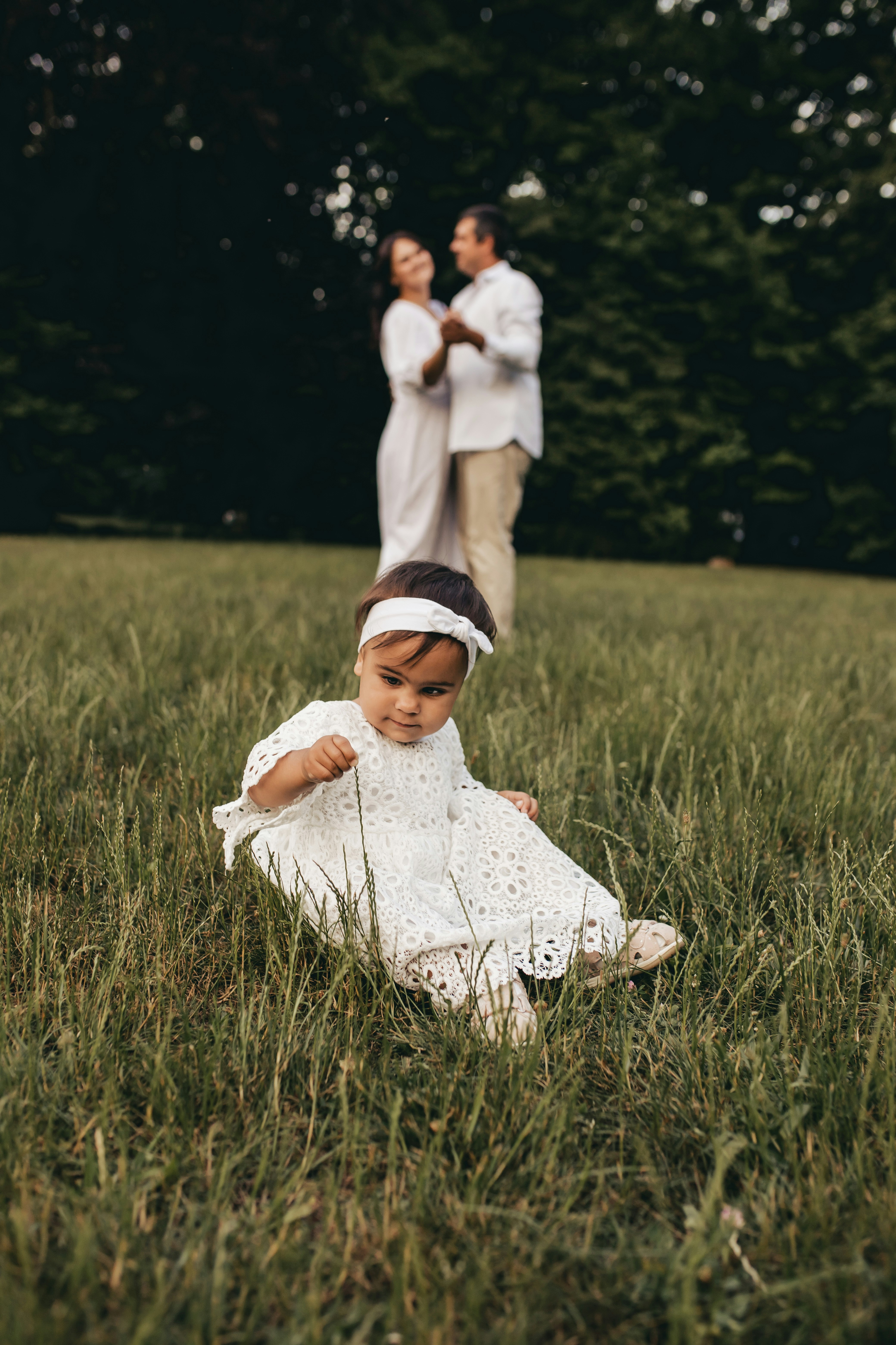 bayi merangkak di rumput