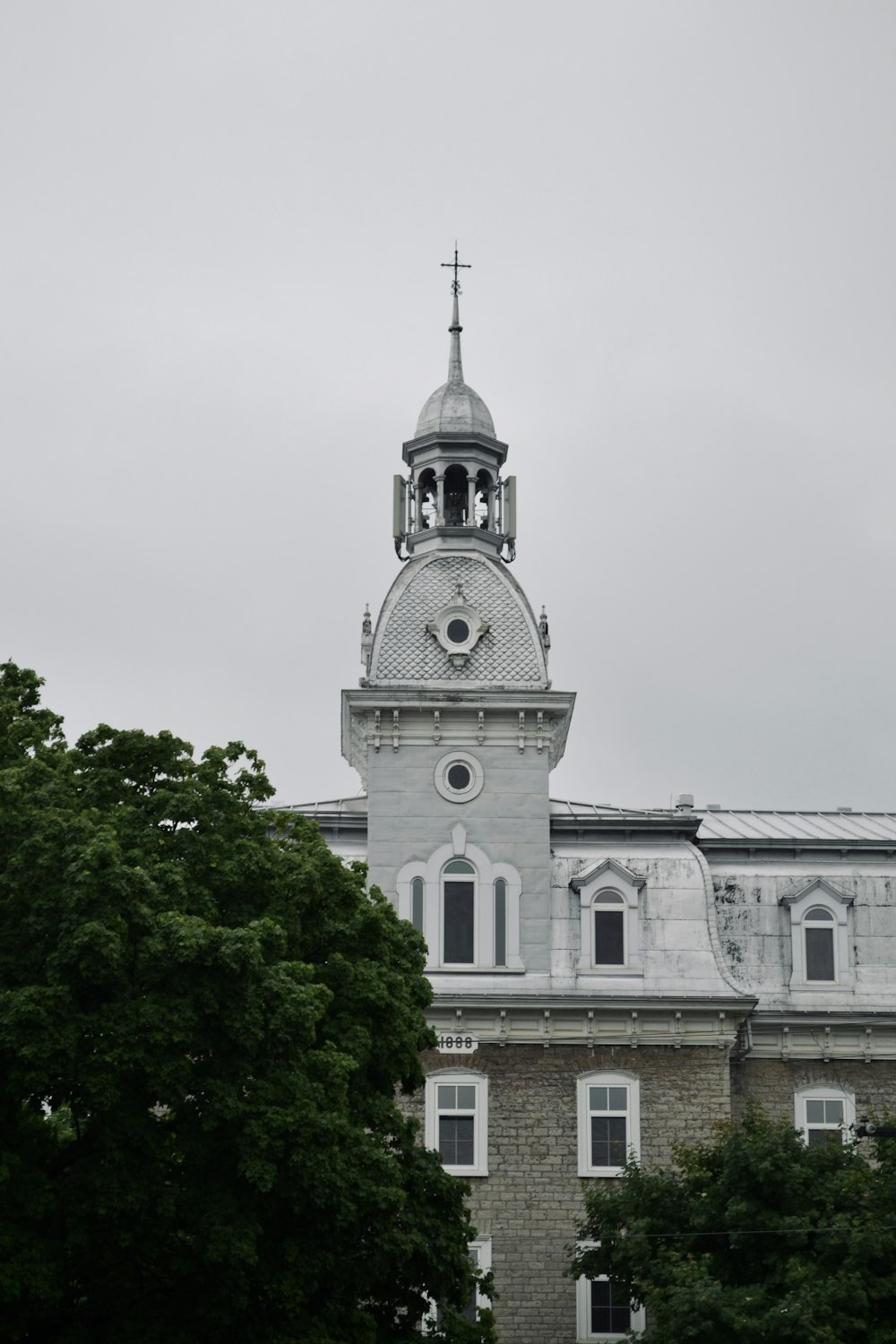 Un gran edificio con una torre del reloj