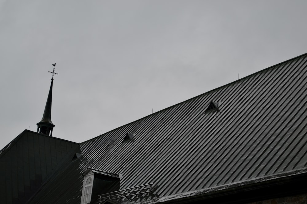 Un bâtiment avec un clocher