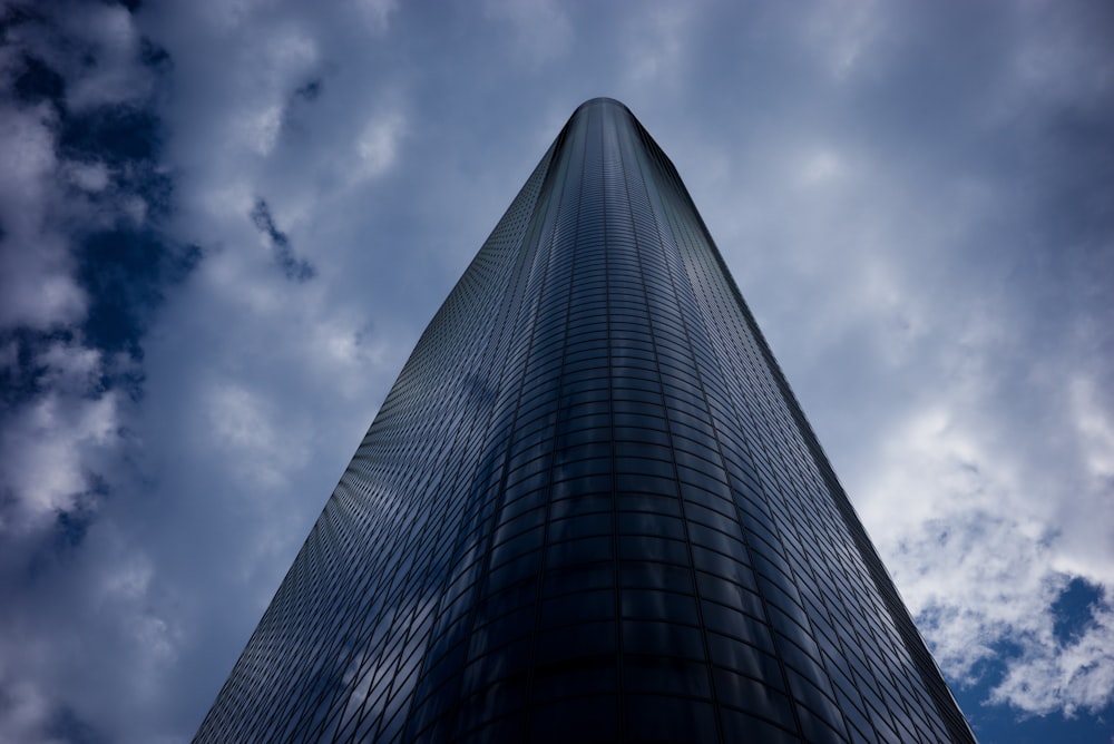 Un edificio alto con un cielo azul