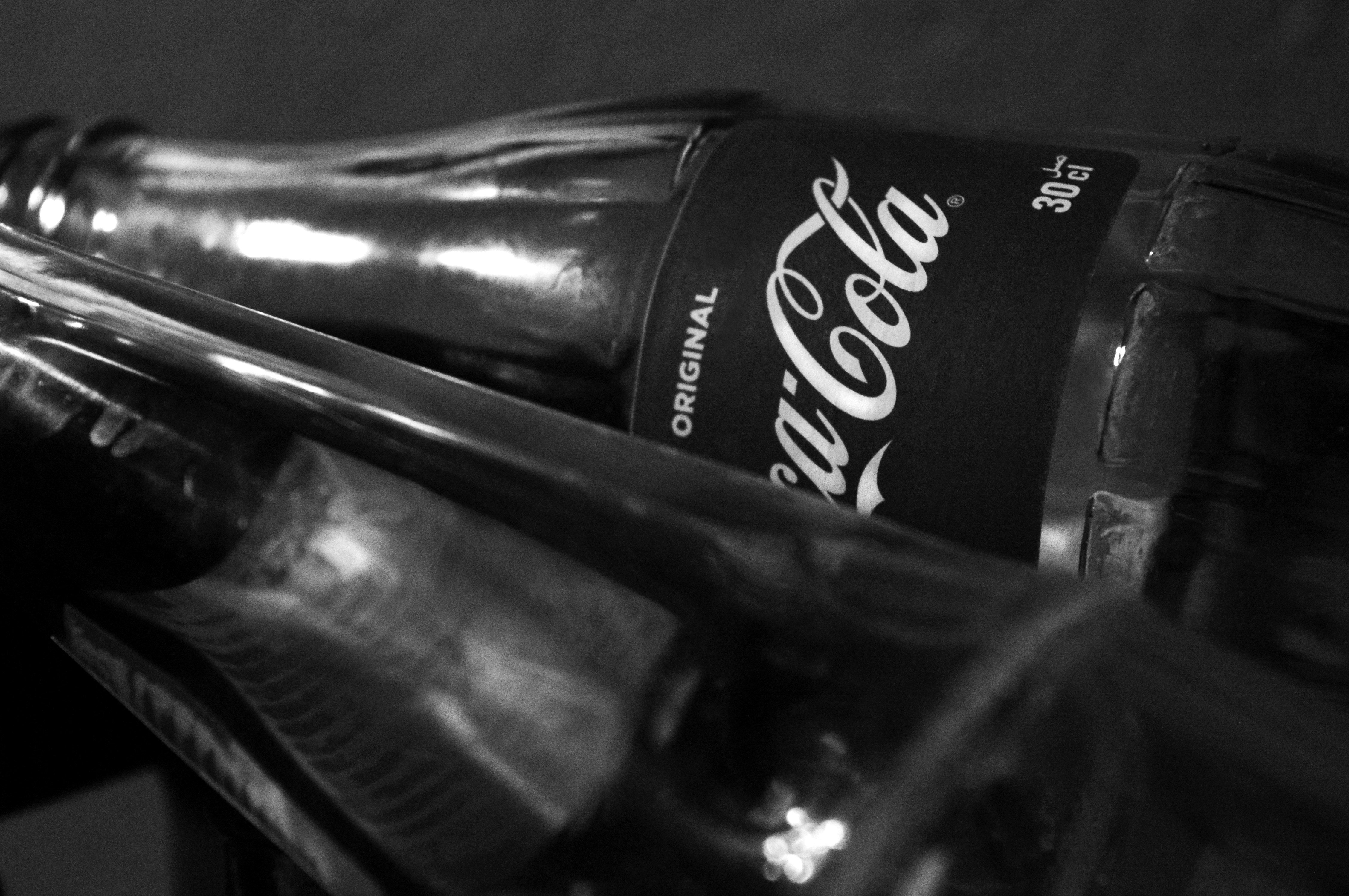 une photo en noir et blanc d’une bouteille d’alcool