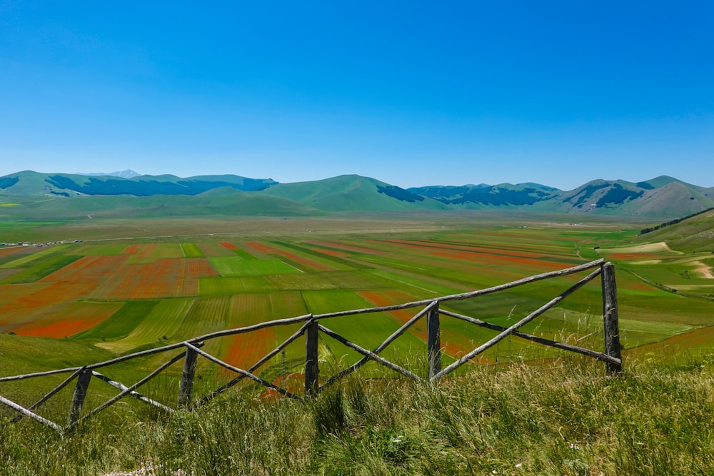 una recinzione in un campo