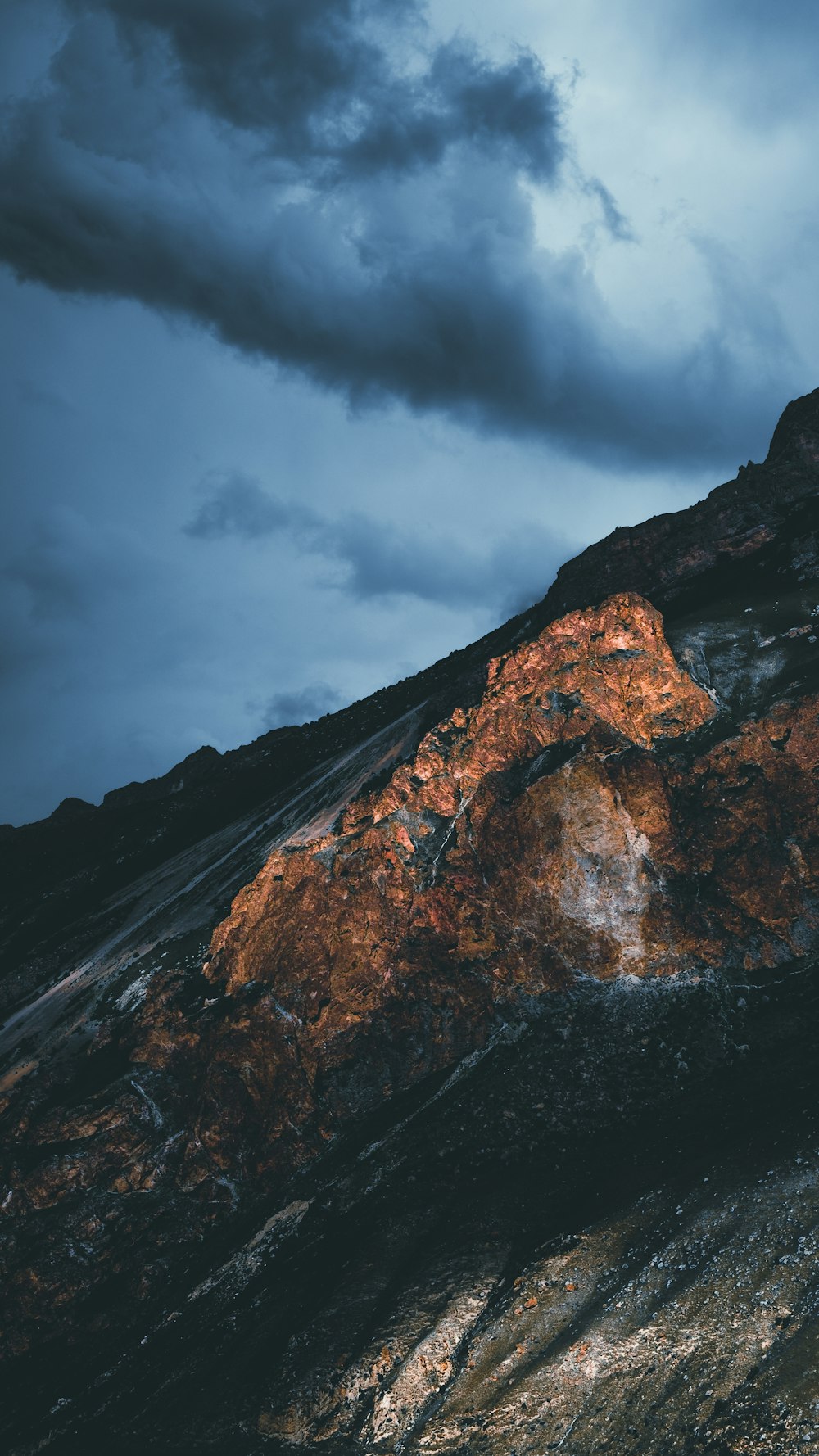 Una montaña rocosa con nubes