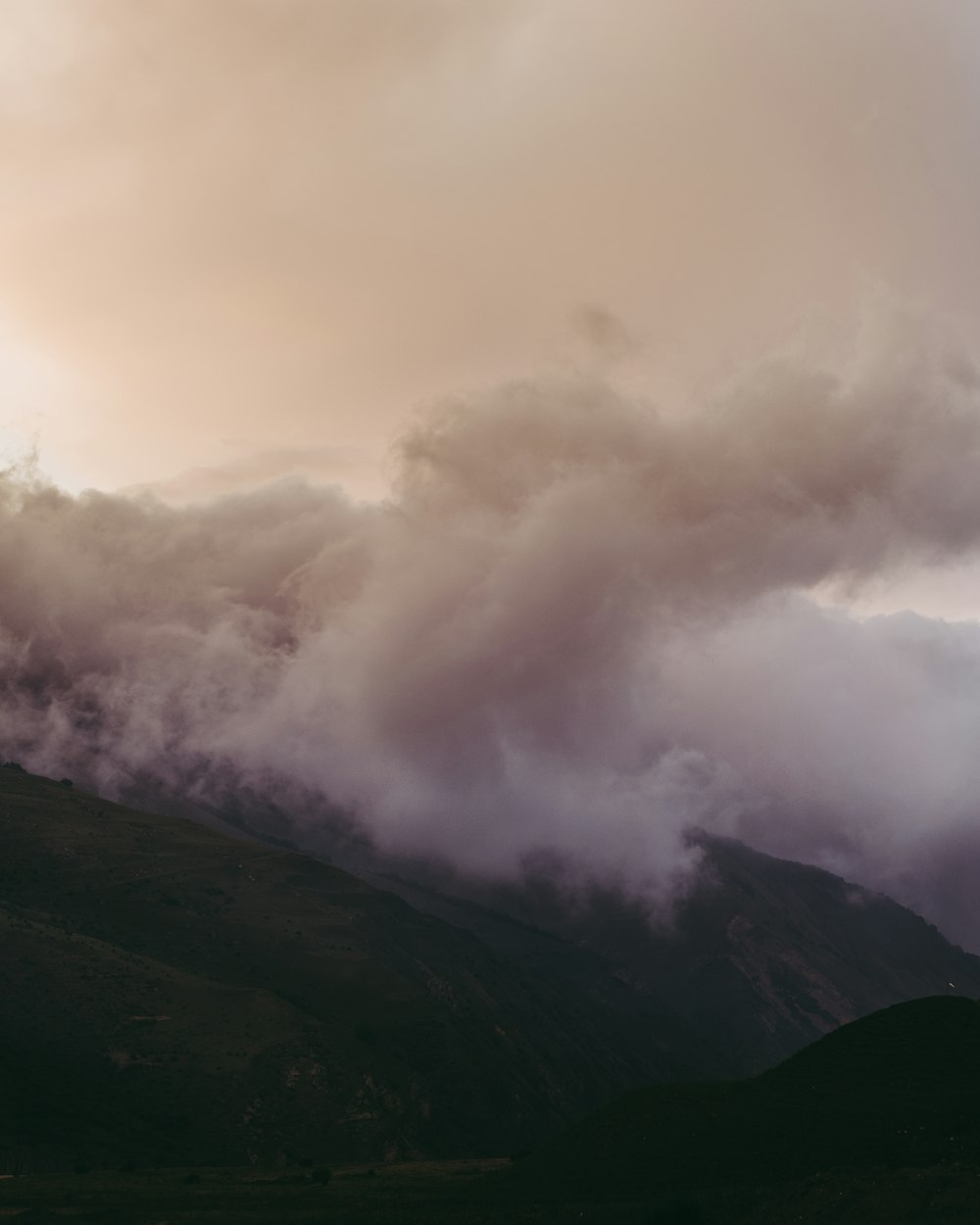 Una montaña con nubes