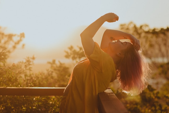 a person with the arms up