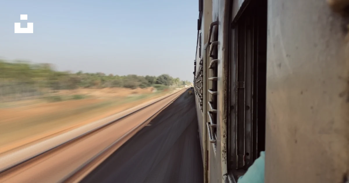 Un train sur les rails photo – Photo Bombay Gratuite sur Unsplash