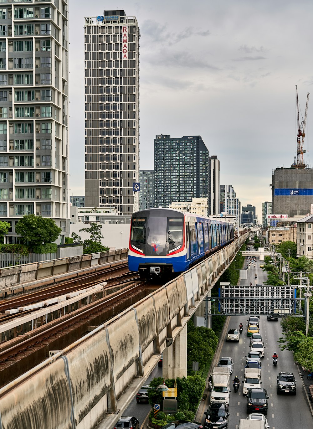 um trem em uma ponte