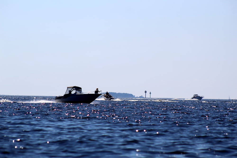 Un grupo de barcos en el agua