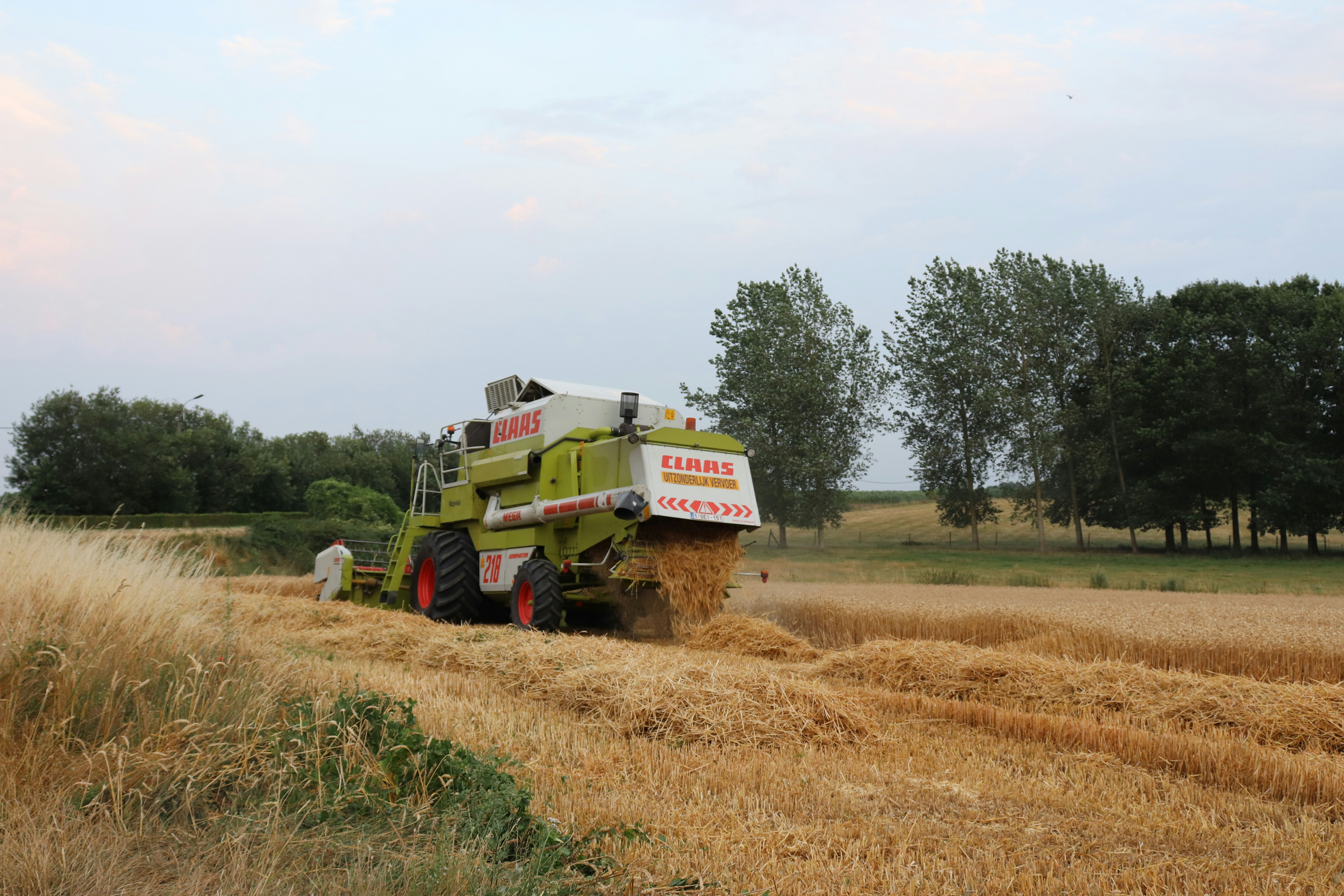 Ein Traktor auf einem Feld