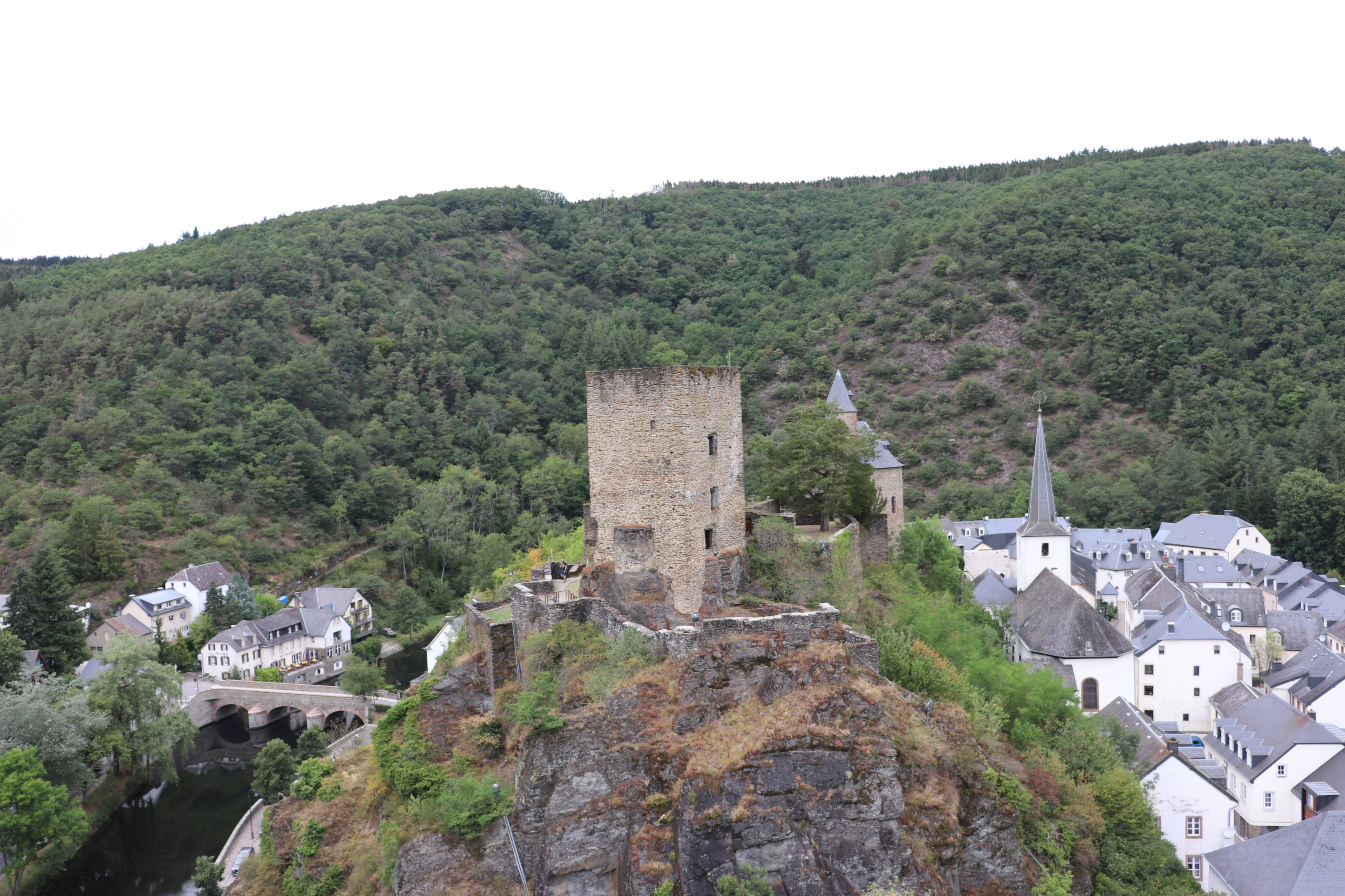 Ein steinerner Turm auf einem Hügel