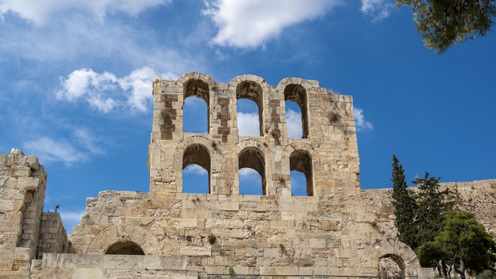 un edificio in pietra con finestre ad arco