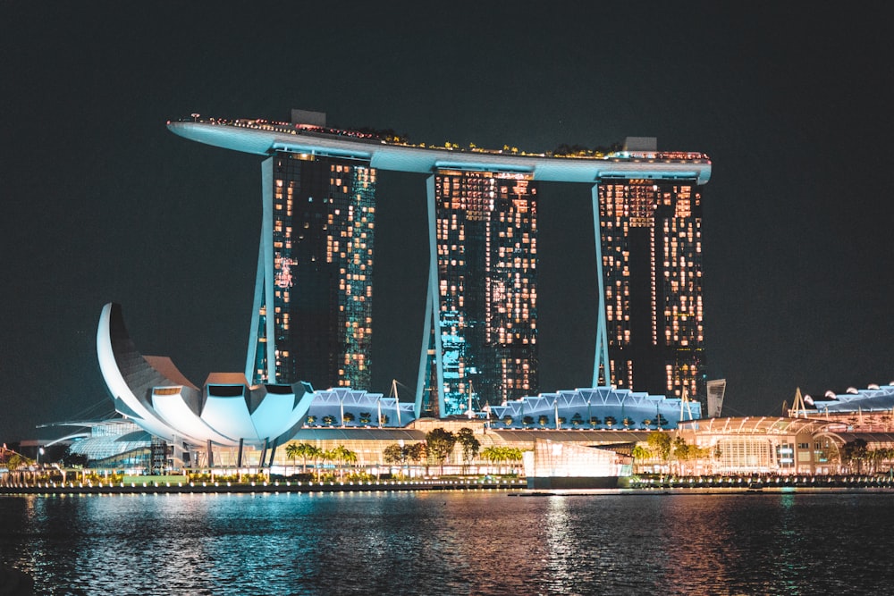 Marina Bay Sands con una gran ventana de vidrio