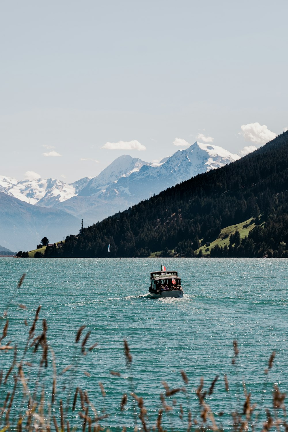 Un barco en el agua con montañas al fondo