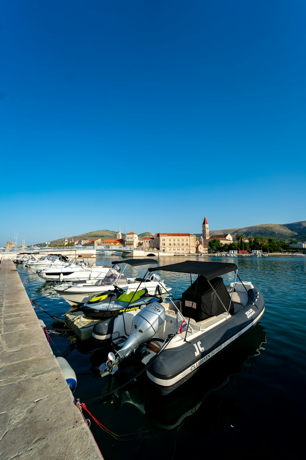 Boote, die an einem Pier angedockt sind