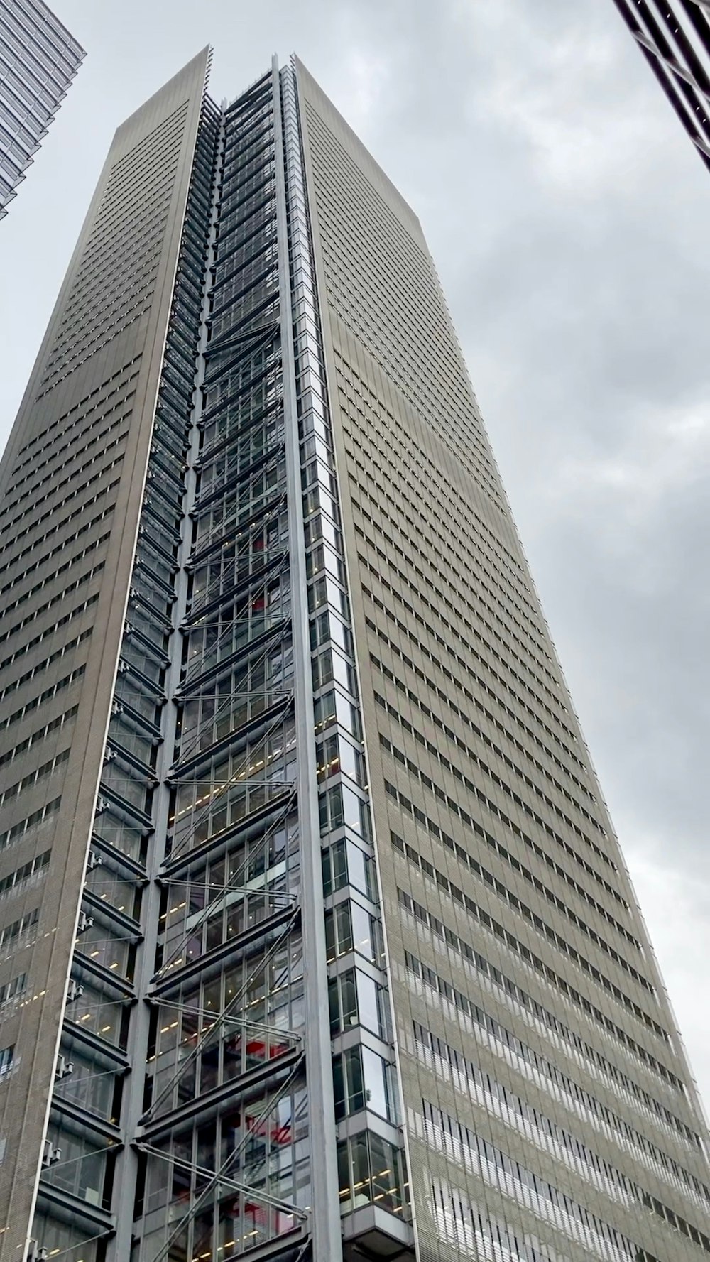 Un edificio alto con un frente de vidrio