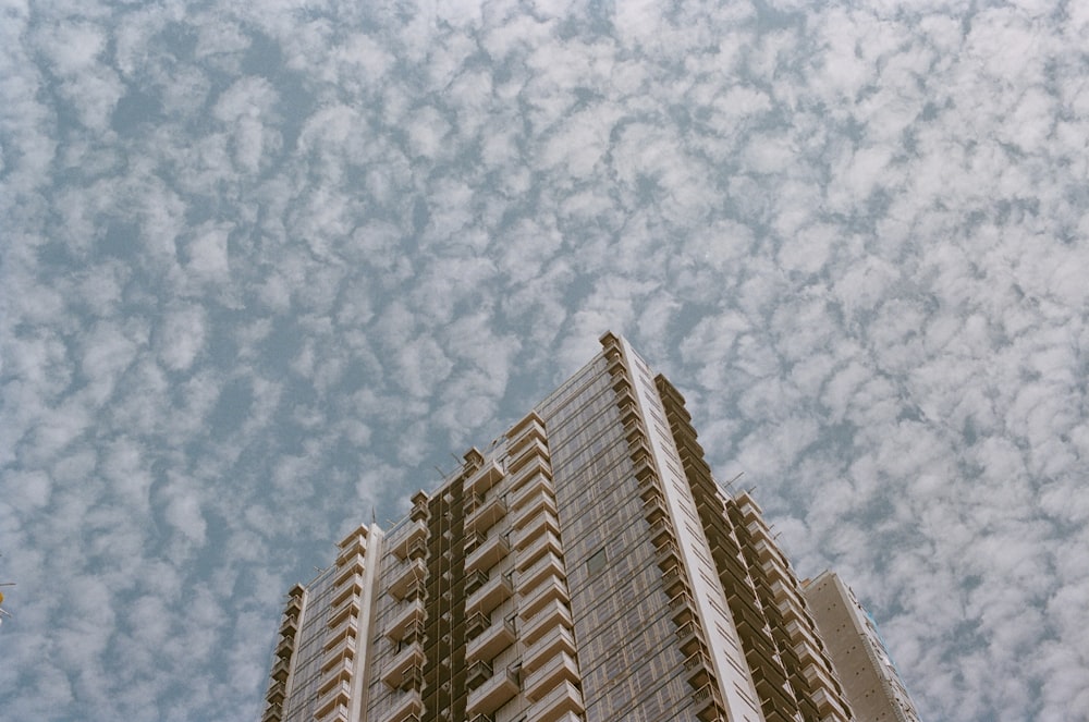 Un edificio alto bajo un cielo nublado