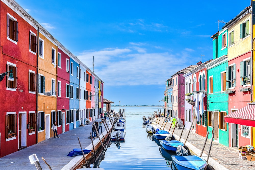 Una hilera de edificios coloridos junto a un cuerpo de agua