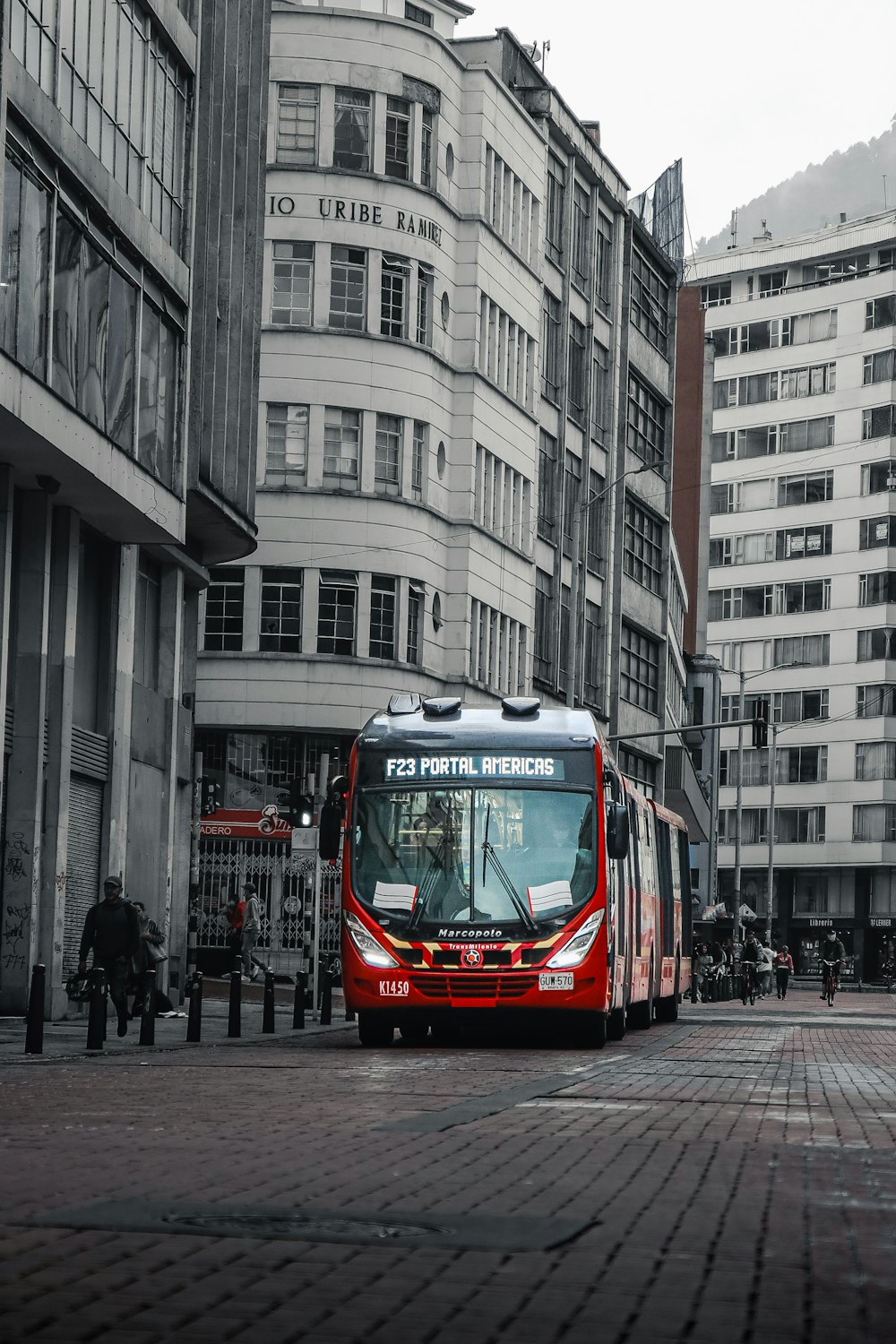 Un autobus rosso sulla strada