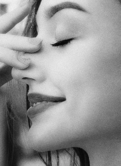 a person with the hand on the face