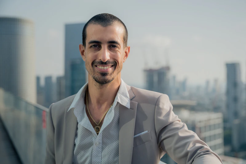 homme souriant face à l’objectif